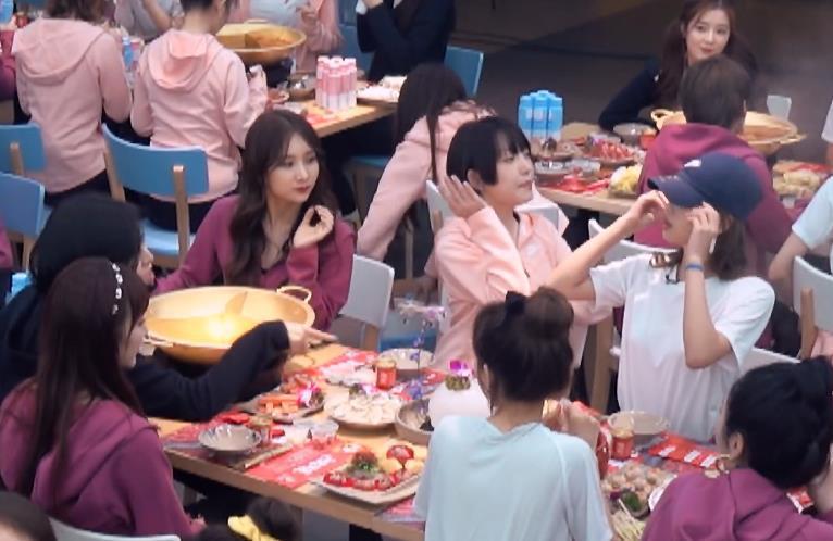  虞书欣|青春有你2同样是吃火锅，别人只看食材，只有安崎关注点不一样