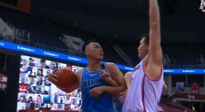  万圣|CBA赛场爆发激烈冲突！翟晓川和万圣伟打了起来，两人均被吹违体