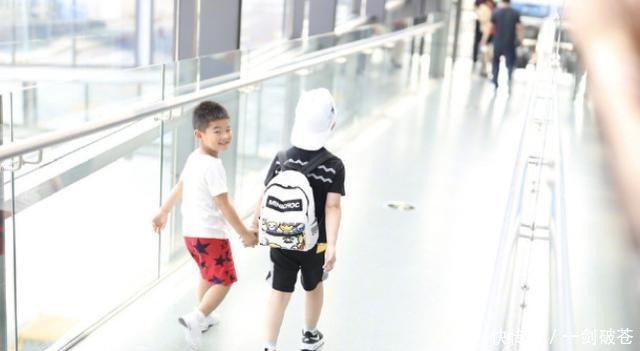  机场|小鱼儿和安吉在机场打架！鱼儿挥拳打安吉，最后被揪住耳朵教训