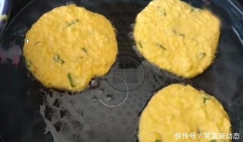 搅拌均匀|鲜玉米换个吃法,十分钟玉米鸡蛋饼出锅,品质生活从舌尖开始