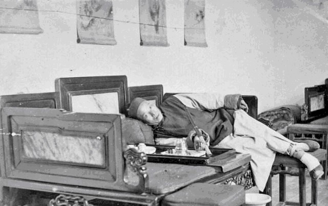  吸食|鸦片又苦又臭，为何清朝人还主动吸食？全因英国做了个虚假广告！