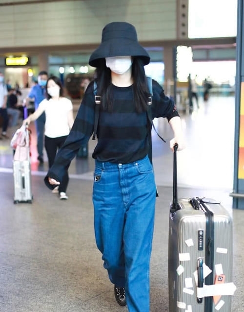  身材苗条|春夏穿长袖长裤身材苗条有型 戴渔夫帽不露正脸十分低调