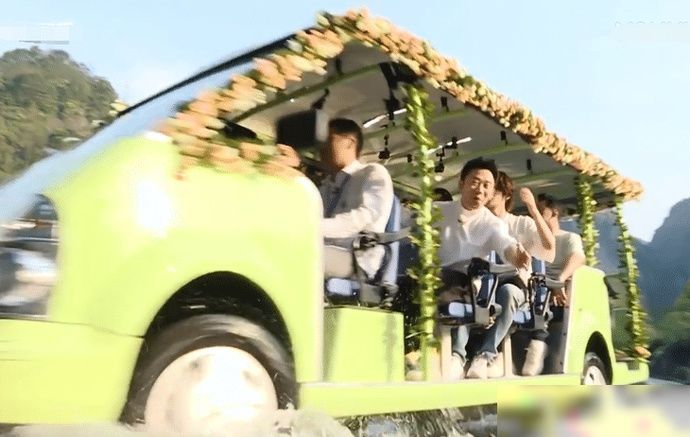  看清|跑男成员集体坐车过水桥，镜头拉近看清座位安排，谁更受宠很明显