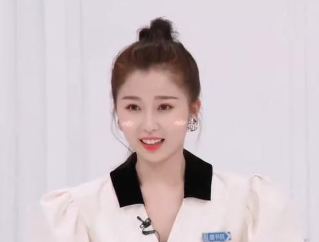  蔡徐坤|虞书欣见到Lisa太激动，小声嘟囔4个字，蔡徐坤听到后一脸痴迷