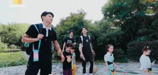  帮忙洗白|郑爽带娃录综艺，玩手机被批不敬业，节目组帮忙挽尊却闹出笑话