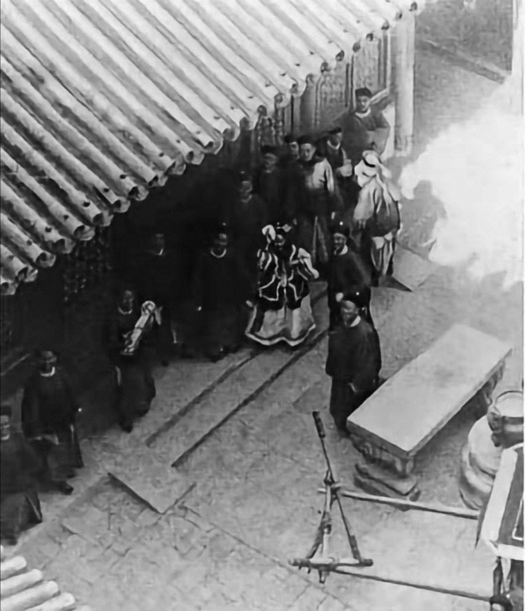 清末|清末老照片，图一是慈禧七十岁的妈，图七是溥仪吃奶到九岁的乳母