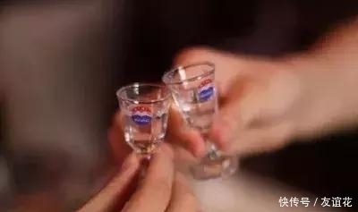 用来喝酒|买茅台送的2个“小杯子”,是方便我们喝酒的吗很多人想错了