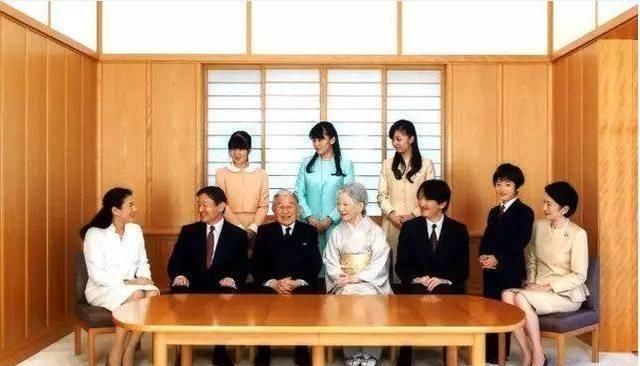 看似|日本史上首次天皇生前退位,看似祥和的背后,是真正的宫斗剧