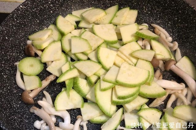 西葫芦|冬季,别错过这素菜,比吃大鱼大肉强,鲜美可口,10分钟搞定