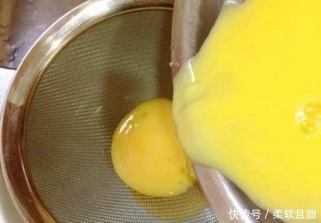 将芹菜|芹菜别炒菜了,教你新吃法,加2个鸡蛋,不炒不凉拌,鲜嫩特香