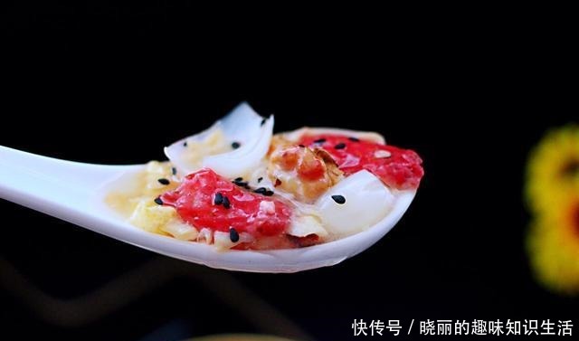 百合草莓酒|这种汤羹没有奶茶贵,却比饮料奶茶好,5元煮一锅,解秋燥还养颜