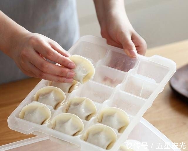  尽量|如果你喜欢在家包饺子，厨房里应该尽量配备这些小厨具，让饺子包得又快又好吃