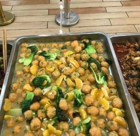 大妈|学校食堂大妈,免费送你饭菜,你会选哪一种,网友我还啃面包吧