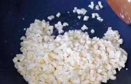  饺子|包饺子别放肉和鸡蛋了，用它做馅料，比肉饺子还香，营养还补钙