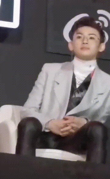 尴尬|谢娜主持尴尬,选手唱功车祸现场,青春有你总决赛是最差的一届了