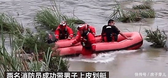  莽夫|大货车过漫水路段时发生侧翻，司机被迫站上车窗，网友：莽夫行为！