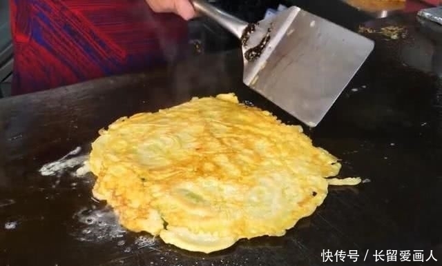 花样|大妈街边卖“豪华煎饼”,外酥里嫩,料足味美,来吃的都是回头客