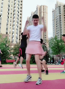 搞笑|GIF搞笑趣图: 大妈这舞还是别跳了, 后面的小哥已经生无可恋了