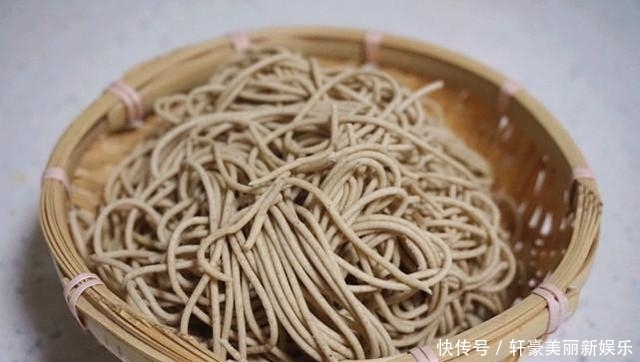  荞麦面|天热吃凉面，很多人都不知面条加入它，劲道又爽滑