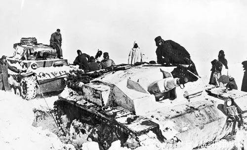 士兵|冻得僵硬的德军士兵遗体,被苏军倒插在雪中当路标