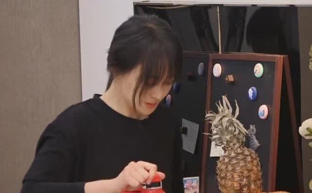 细节|郑爽要自己炒油麦菜吃,洗菜后的一个细节,暴露她在家从没做过饭