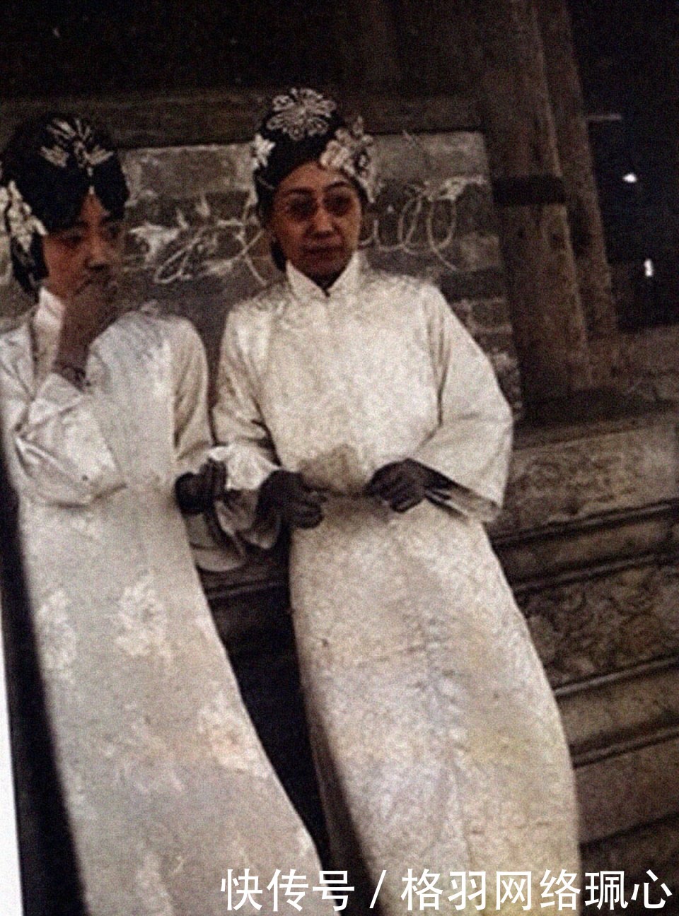 合影|清朝彩色老照片：“巨人”男子娶娇妻，溥仪西装与三位美女合影