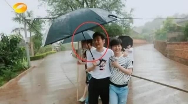  何老师|《向往》黄晓明“撑伞”太好笑，何炅被淋湿，想起当年的孙俪