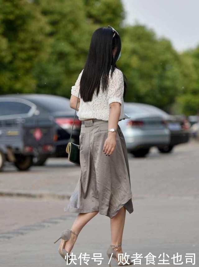 气质|美女穿搭:白色长裙的少女,皮肤白皙身材高挑,气质清新优雅大方