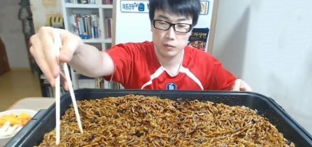 小学生|大胃王吃30斤“火鸡面”,夹一筷子就露馅了,网友骗小学生