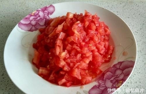 接下来|西红柿打卤面,面条直接煮就错了,难怪不好喝,大厨:这样做才对