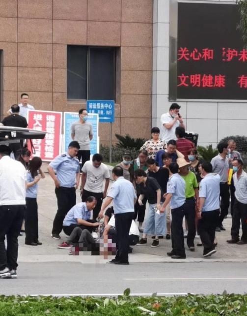  门口|突发！男子法院门口捅死妻子，还捅伤她姐姐