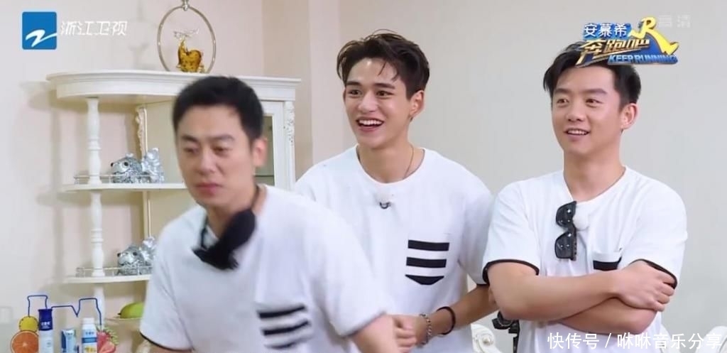  迎来|跑男迎来最重磅嘉宾，成员们集体起立欢迎，郑恺还大喊他爸爸！