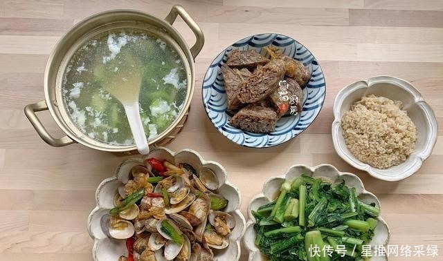 饮食习惯|三口之家的晚餐仪式感,清淡搭配,网友:还是南方人的饮食习惯好