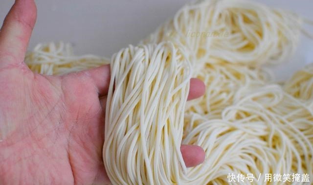 地方叫|用这菜做焖面,老公最爱吃,浓香美味,到了冬天周周都要吃