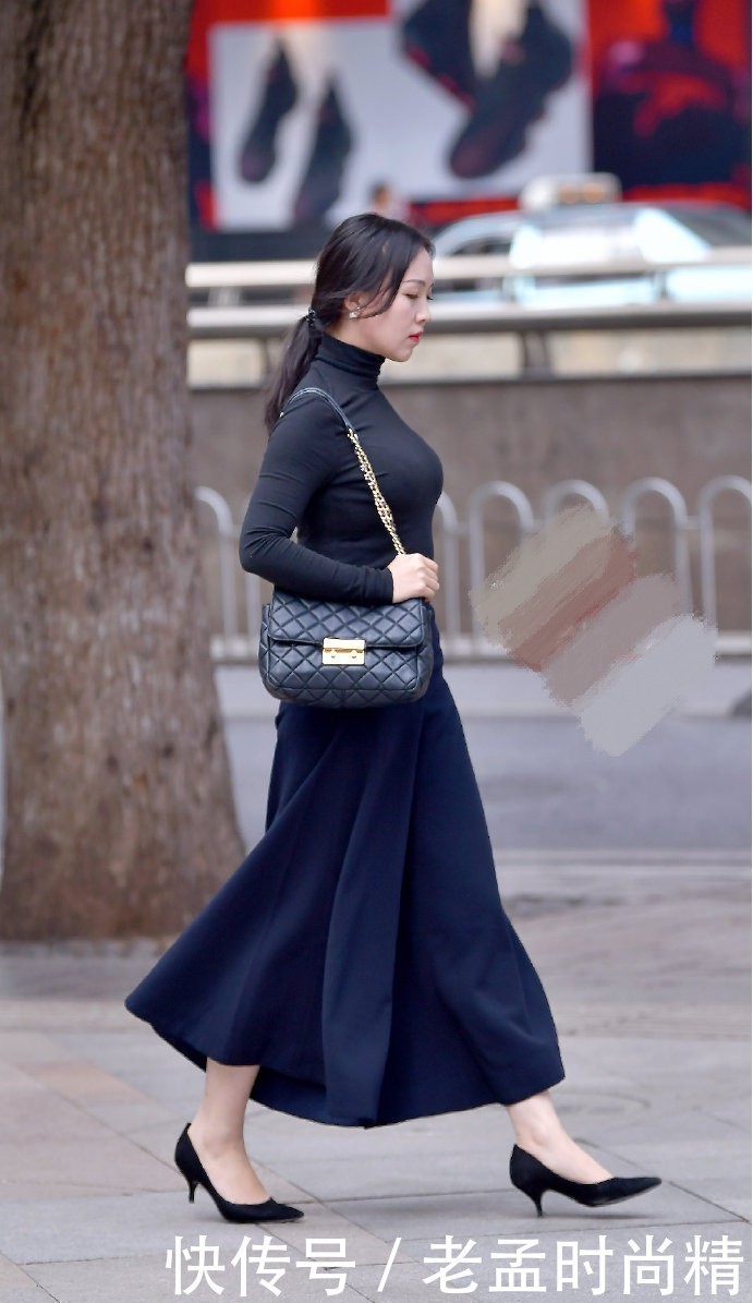 紧身|摄影:难怪身材好的妹子都喜欢紧身款, 一件黑色紧身长袖衫, 就能穿出高级感