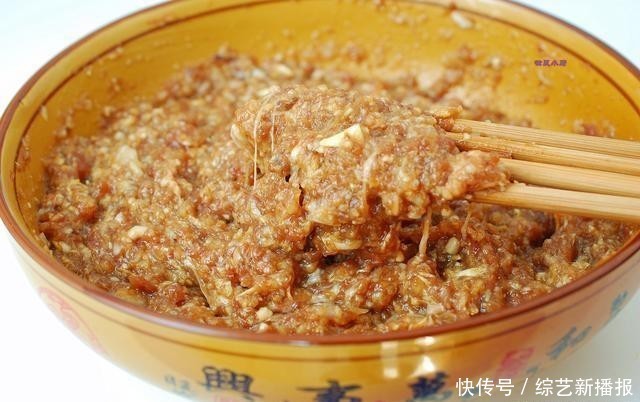 牛肉馅|跟着高级厨师做牛肉蒸饺,咬开皮儿满满都是汤汁儿,一吃就忘不了