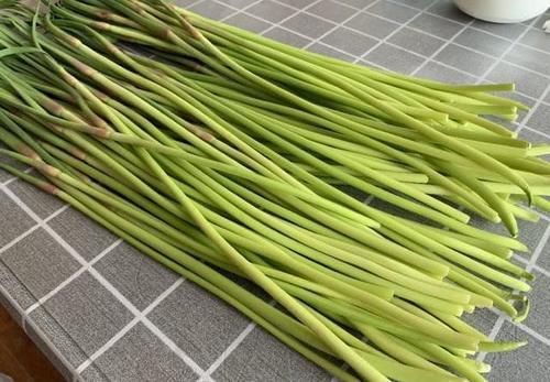 新鲜|买蒜苔时,挑粗的还是细的好老菜农说漏了嘴,以后别乱买了