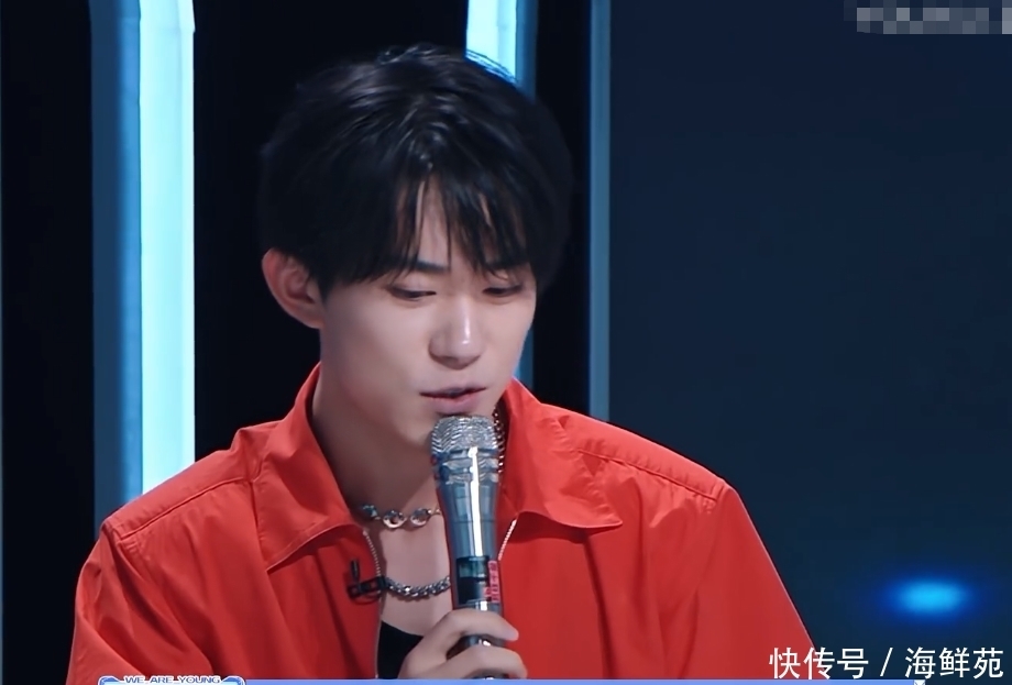  舞台上|千玺在舞台前当导师点评，台上的选手是前队长，对他的称呼很暖心