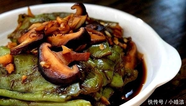提鲜|虎皮青椒怎么做?料汁是关键,放2个蘑菇,好看又提鲜