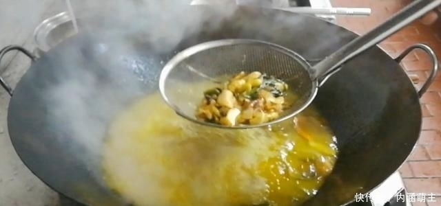 烧鸡|淮扬菜大厨改良员工餐将香菇烧鸡这么做,鲜香微辣,开胃下饭