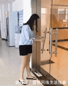 日子|搞笑GIF:这些日子受尽了多少委屈,在老丈人面前哭成这样啊。