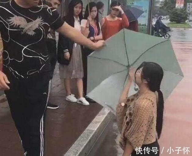 下跪|雨天女子下跪求男友原谅，男友你卖那么贵，买不起啊