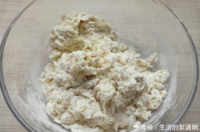  外皮|葱花饼的特色做法，拉一拉卷一卷，外皮酥脆层次多，比手抓饼还香