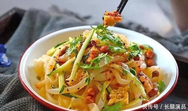 必备|家庭必备凉菜黄瓜拌凉皮,下酒的最佳凉菜,味道更是酸甜可口