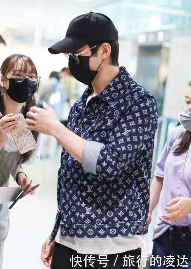 nice|李治廷与粉丝轮流自拍合影超nice 穿破洞裤配印花外套时髦吸睛