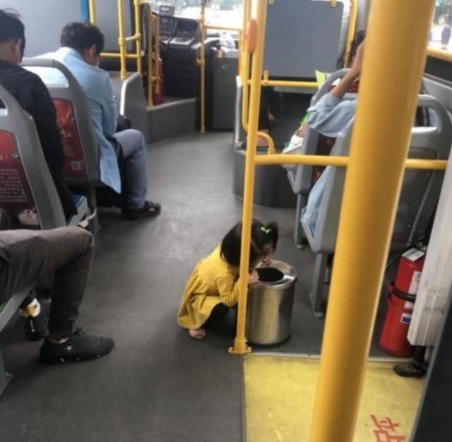 走红|3岁小女孩公交车上吃雪糕，照片走红网络，获得网友纷纷夸赞