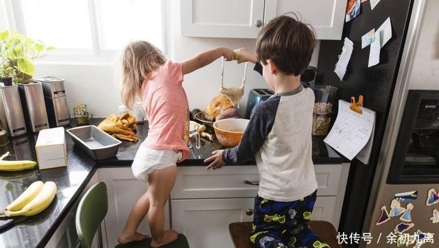 孩子|地铁上，2岁男孩躺在地上一动不动，乘客看清宝宝的手后立刻报警