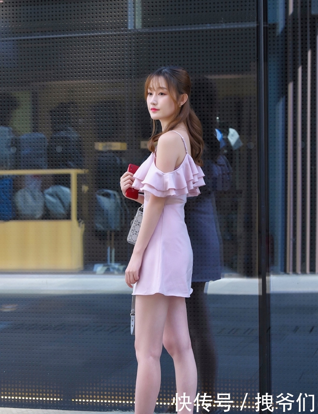 气质|气质女生的吊带短裙穿搭，精致耐看又显身材，轻松美出自信感