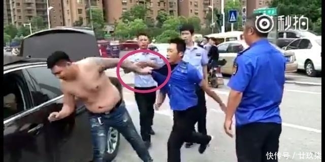 男子|男子撕开衣服露出纹身, 就问你怕不怕, 民警赶到现场后秒怂!