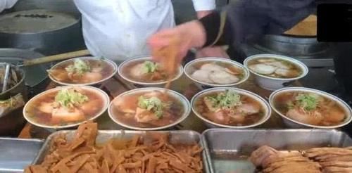 碗面|10元1口的面你吃过吗大哥小摊开了12年,食客天天排队还买不到